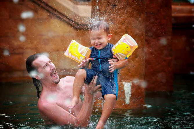 funny time when boy and his father play in swimming pool, photo by Koh Yao photographer