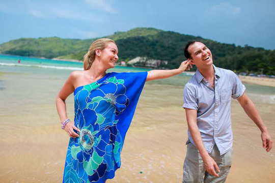 funny and relaxing on the beach pre-wedding photo shoot, captured by Krabi photographer