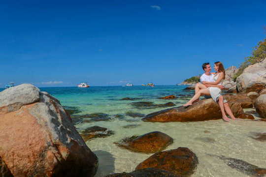 romantic honeymoon image with beautiful background by Krabi photographer